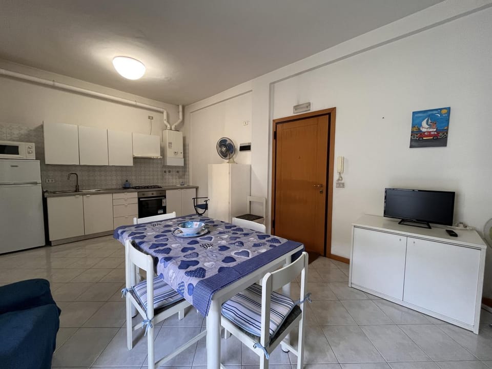 Kitchen or kitchenette, Dining area, oven, stove