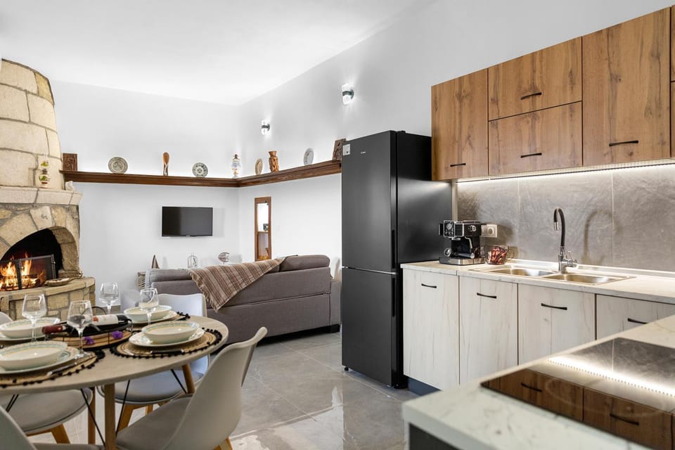 TV and multimedia, Kitchen or kitchenette, Living room, Seating area, Dining area, oven, stove