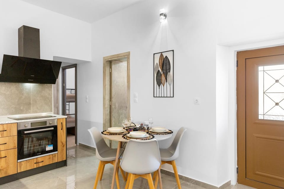 Kitchen or kitchenette, Dining area, oven, stove