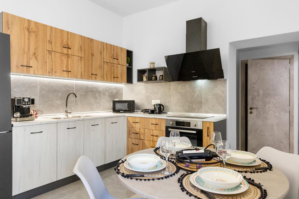 Coffee/tea facilities, Kitchen or kitchenette, oven, stove