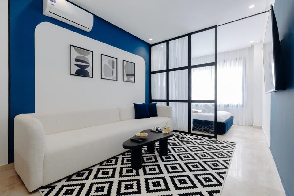 Bed, TV and multimedia, Living room, Seating area
