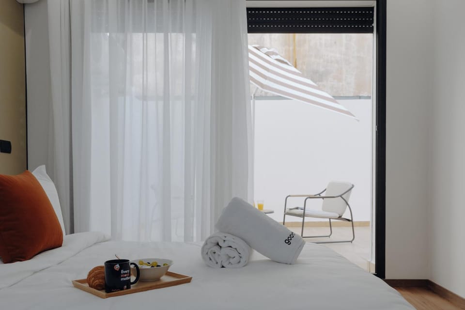 Bed, towels