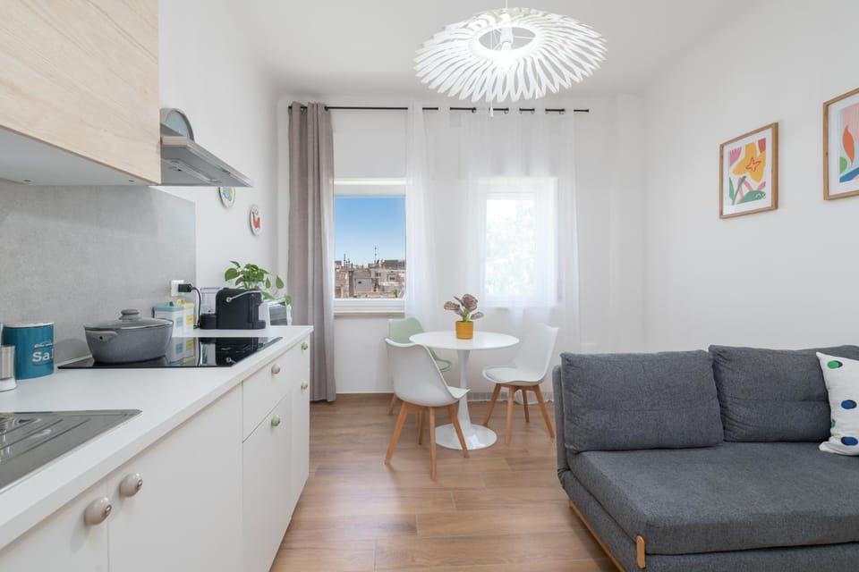 Restaurant/places to eat, Summer, Coffee/tea facilities, View (from property/room), Kitchen or kitchenette, Living room, Seating area, Dining area, City view, City view, Garden view, Seasons, Inner courtyard view, toaster