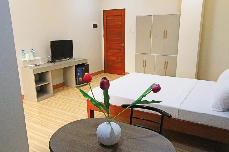 Bed, TV and multimedia, Photo of the whole room, Bedroom, wardrobe