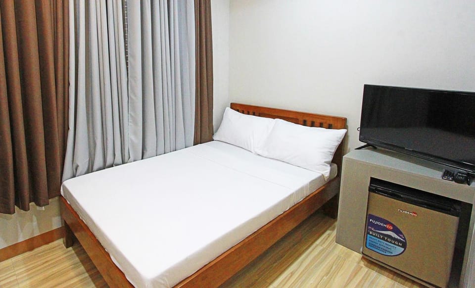 Bed, TV and multimedia, Photo of the whole room, Bedroom