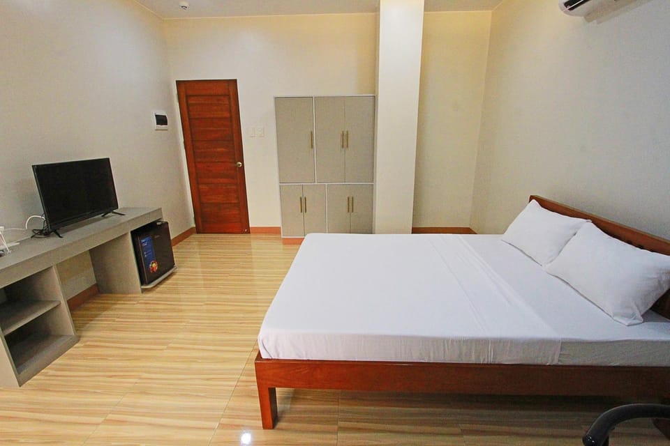 Bed, TV and multimedia, Photo of the whole room, Bedroom, wardrobe