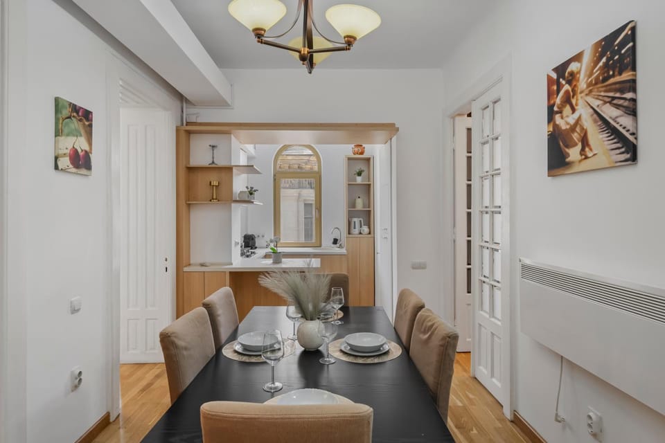 Kitchen or kitchenette, Seating area, Dining area