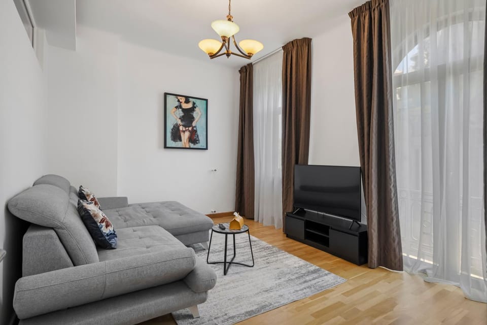 Communal lounge/ TV room, TV and multimedia, Living room, Seating area, Evening entertainment