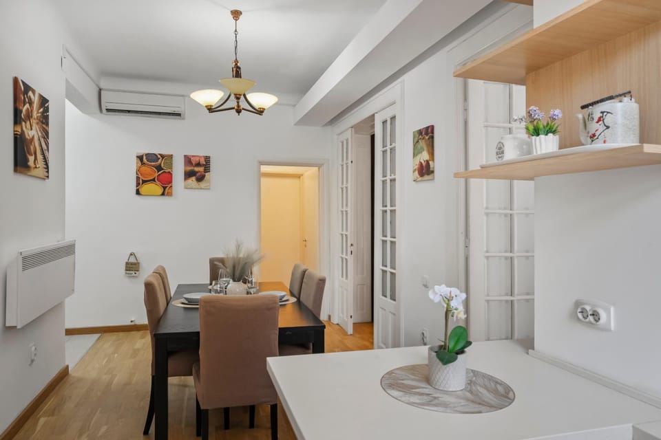 Kitchen or kitchenette, Seating area, Dining area, air conditioner