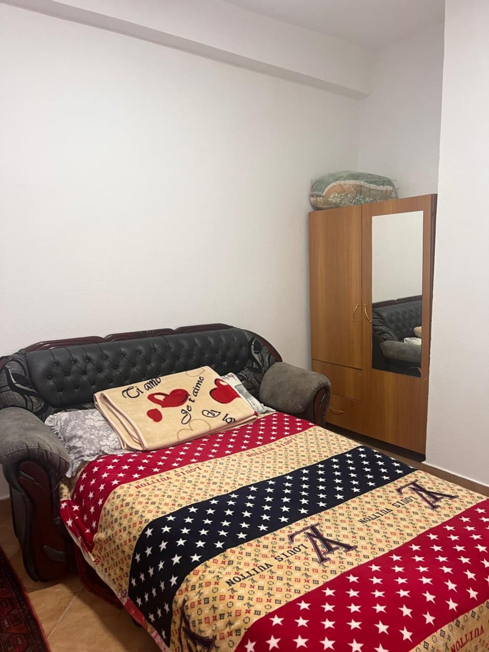 Photo of the whole room, wardrobe