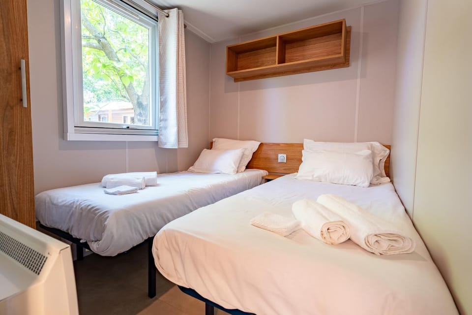 Bed, Photo of the whole room, Bedroom, towels
