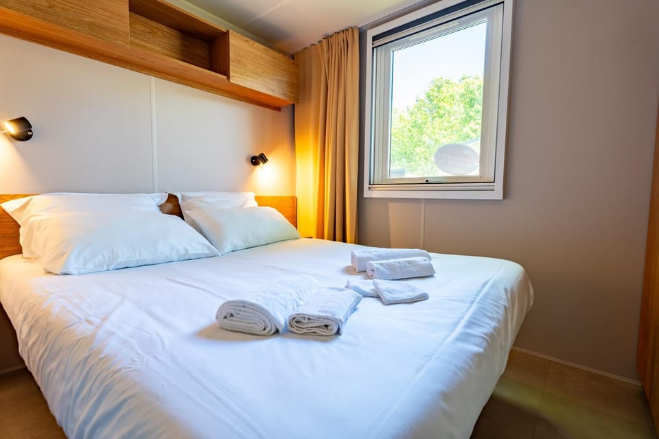 Bed, Photo of the whole room, Bedroom, towels