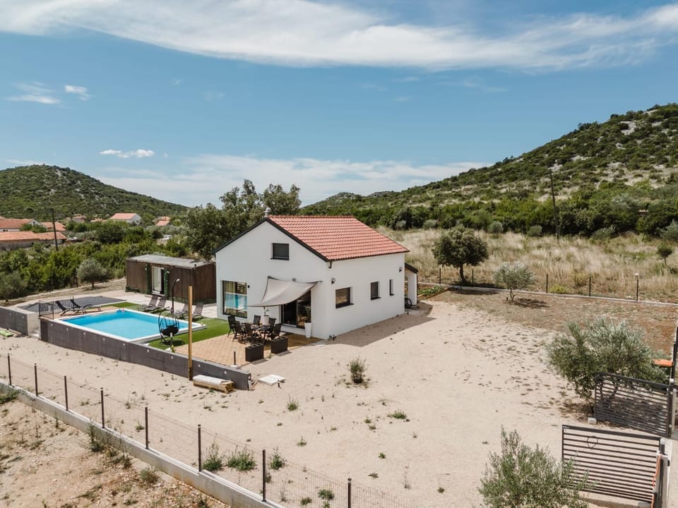 Property building, Spring, Day, Natural landscape, Mountain view, Pool view, Swimming pool, sunbed