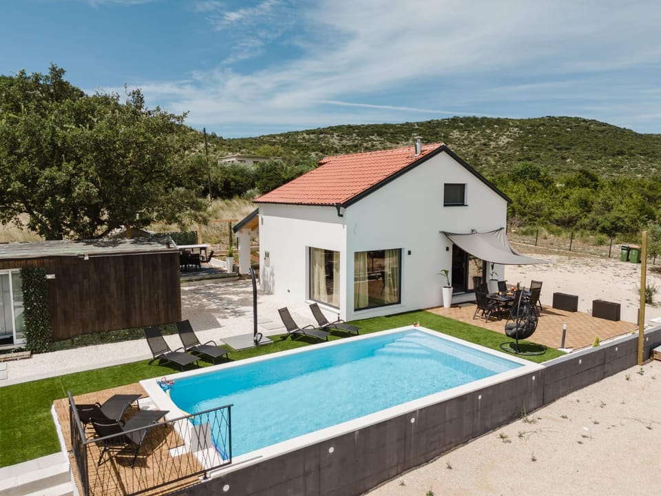 Property building, Day, Natural landscape, Pool view, sunbed