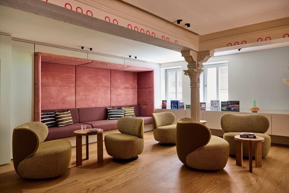 Restaurant/places to eat, Lounge or bar, Banquet/Function facilities, Seating area