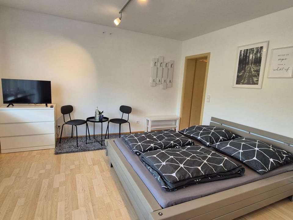 Bed, TV and multimedia, Photo of the whole room, Seating area, Bedroom