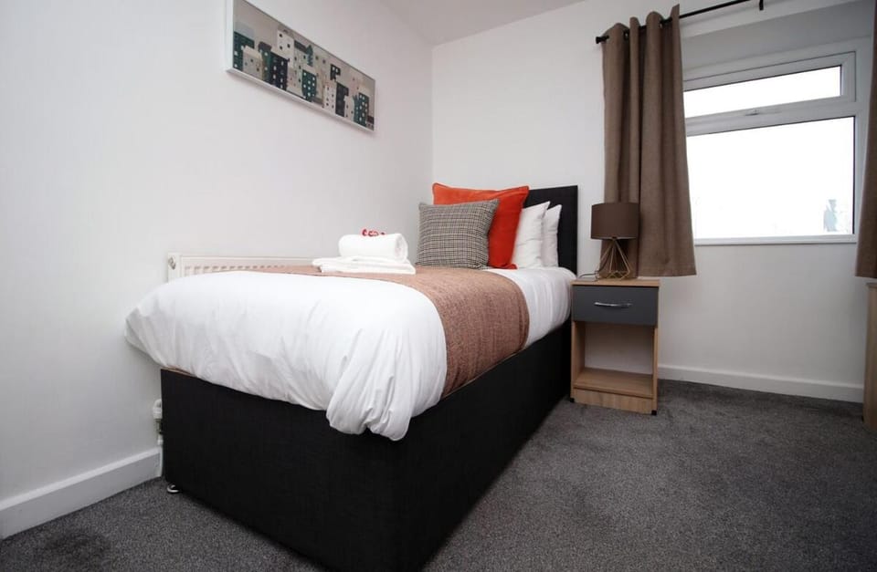 Kingsway House - WIFI - Parking - Spacious 4 Bed Bed and Breakfast in Newport