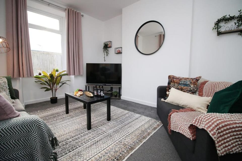 Kingsway House - WIFI - Parking - Spacious 4 Bed Bed and Breakfast in Newport