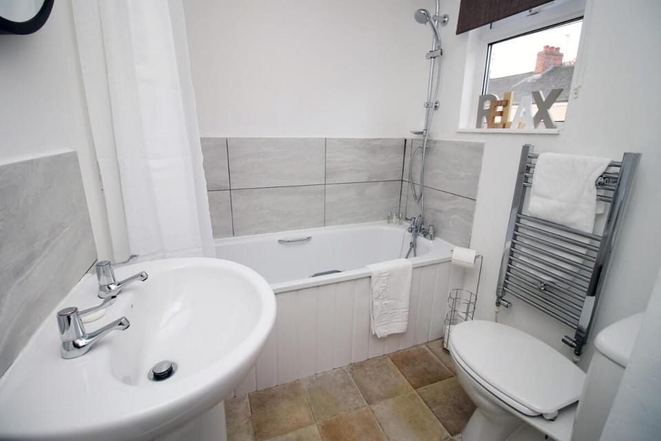 Kingsway House - WIFI - Parking - Spacious 4 Bed Bed and Breakfast in Newport