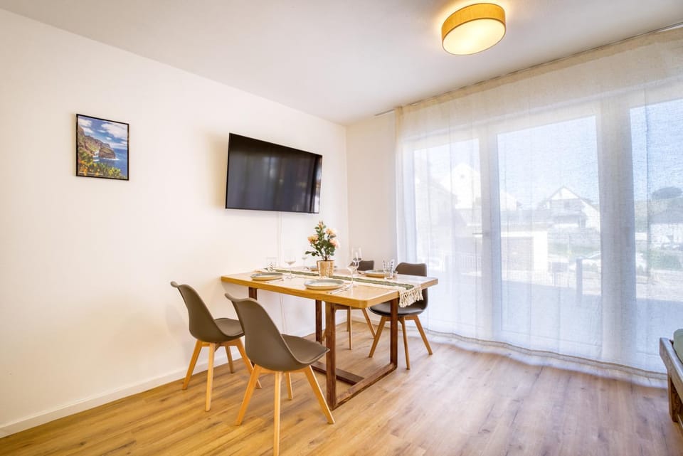 TV and multimedia, Living room, Seating area, Dining area