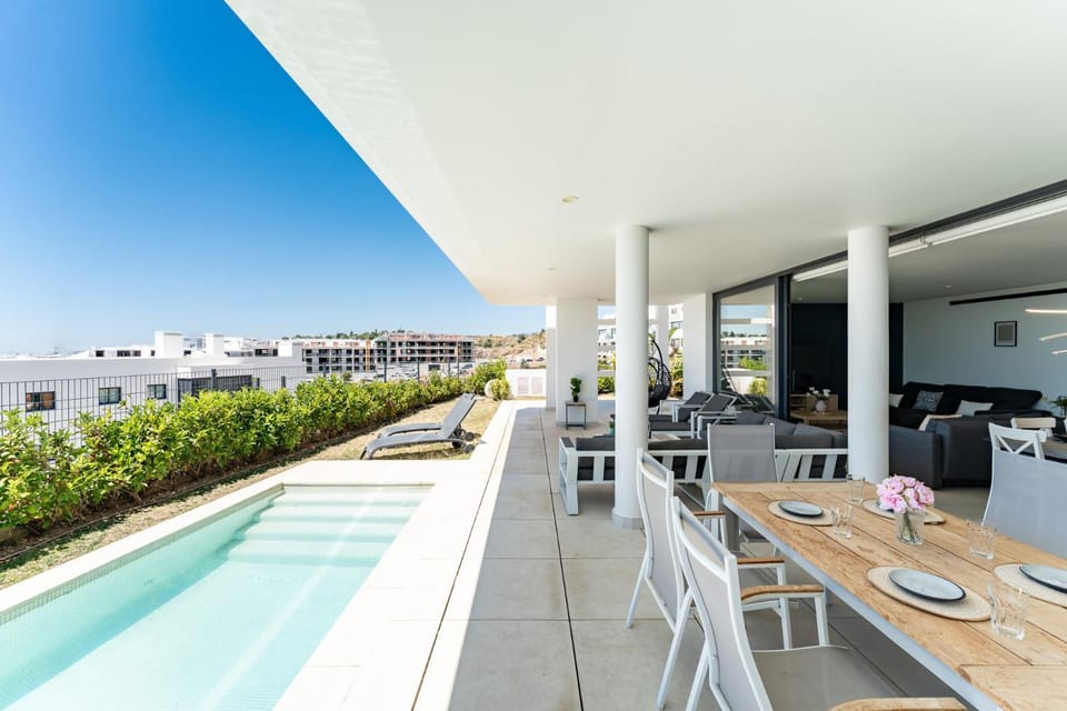 Property building, Day, View (from property/room), Balcony/Terrace, Balcony/Terrace, Dining area, Pool view, Sea view, Swimming pool, Swimming pool, sunbed