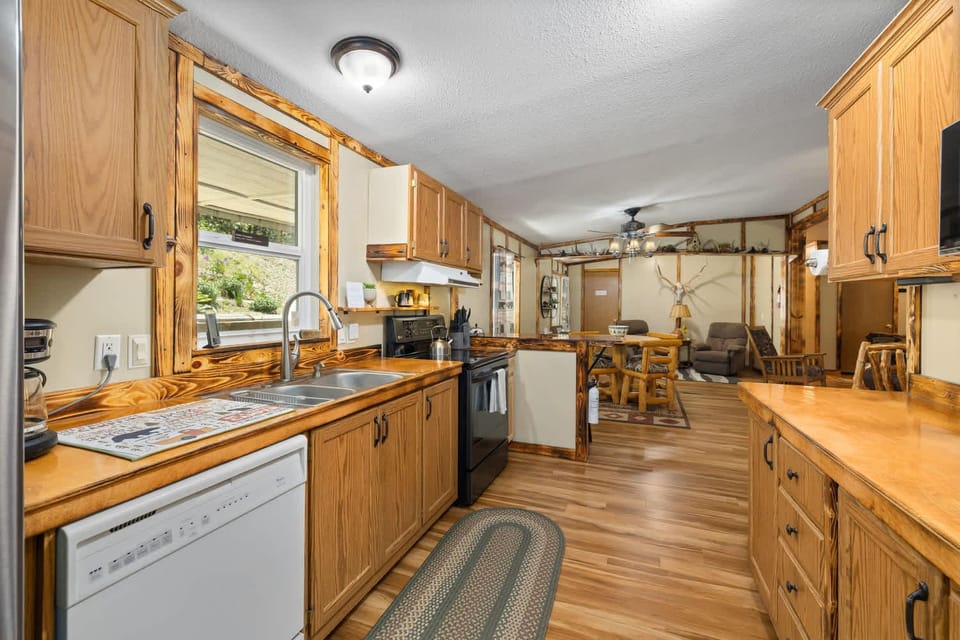 Kitchen or kitchenette, dishwasher