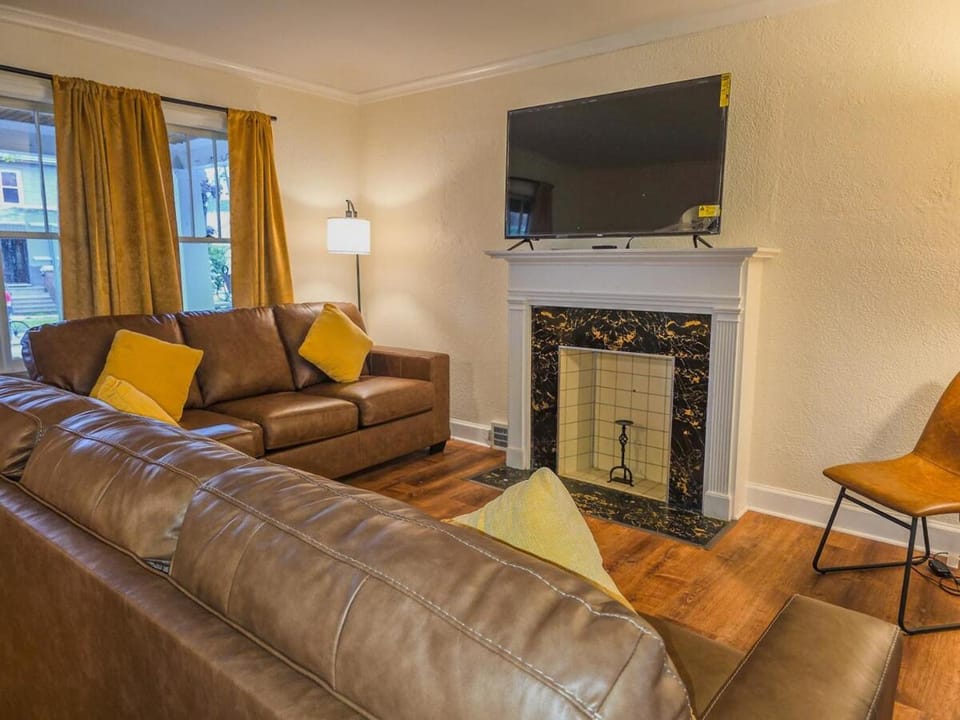 Soft Sheets & Sweet Dreams - 3 Bedroom Home with Driveway House in Niagara Falls