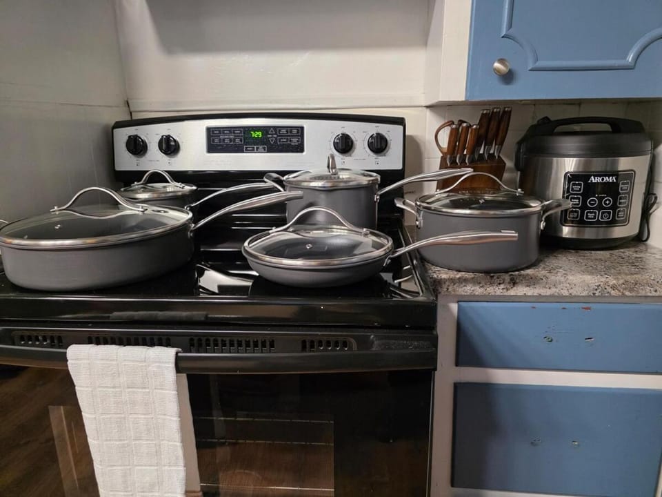 Soft Sheets & Sweet Dreams - 3 Bedroom Home with Driveway House in Niagara Falls