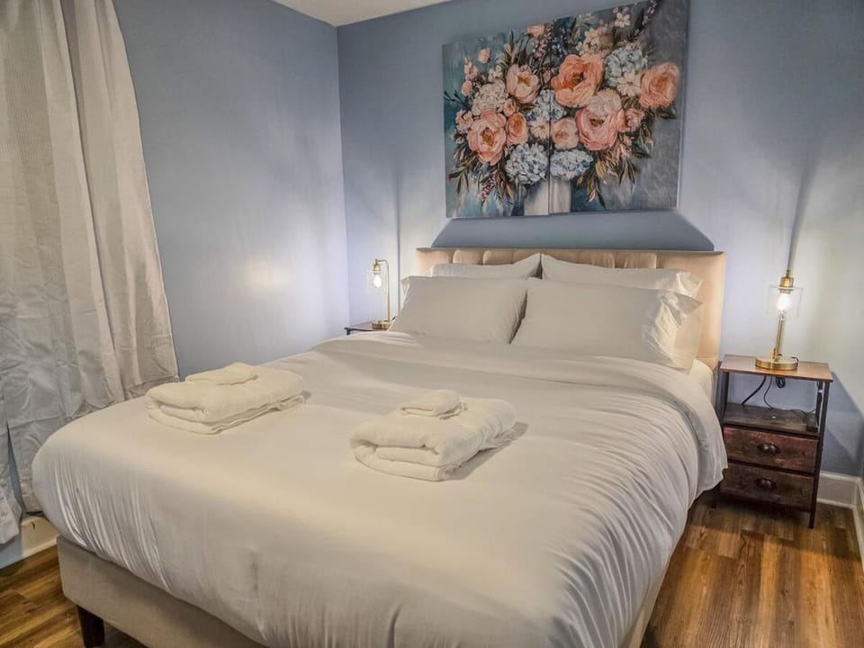 Soft Sheets & Sweet Dreams - 3 Bedroom Home with Driveway House in Niagara Falls