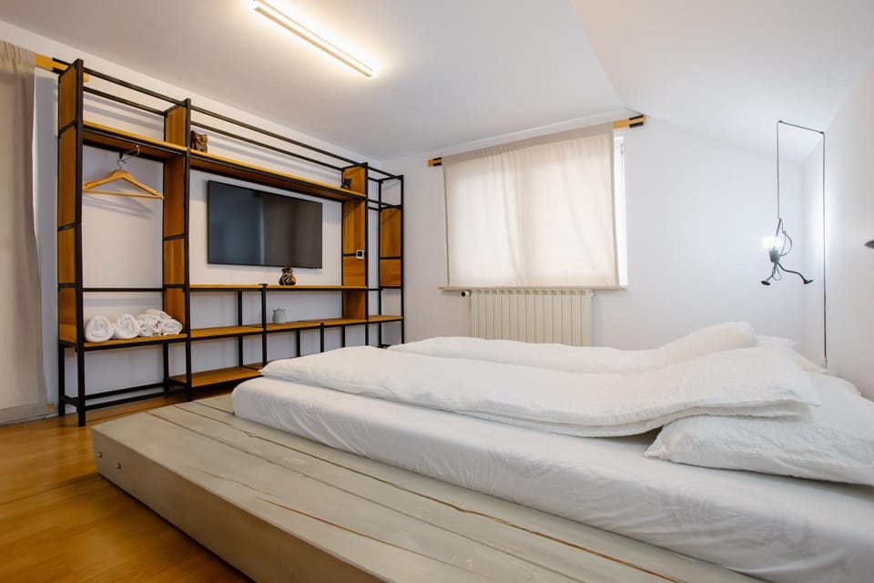 Bed, TV and multimedia, Bedroom