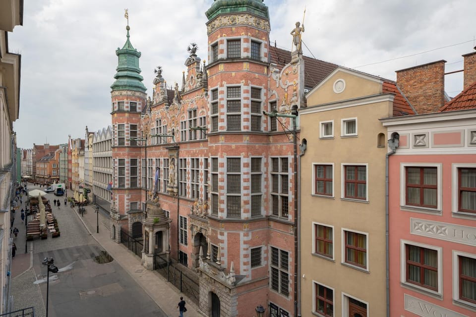 Day, Neighbourhood, City view, Landmark view, Street view, Location