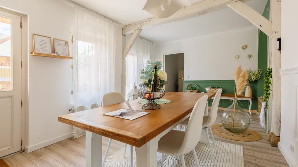 Dining area, internet