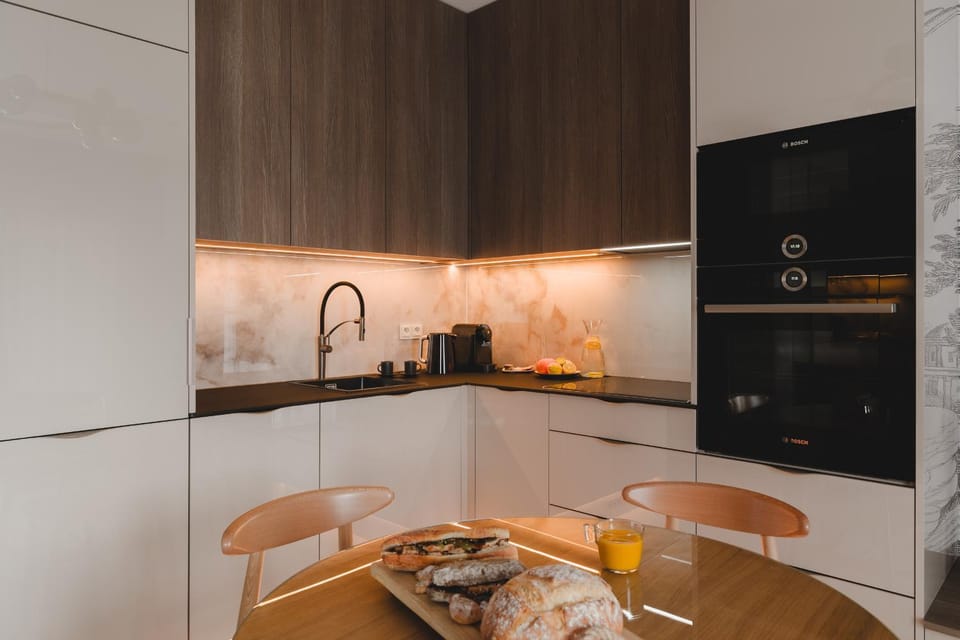 Coffee/tea facilities, Kitchen or kitchenette, Dining area, stove