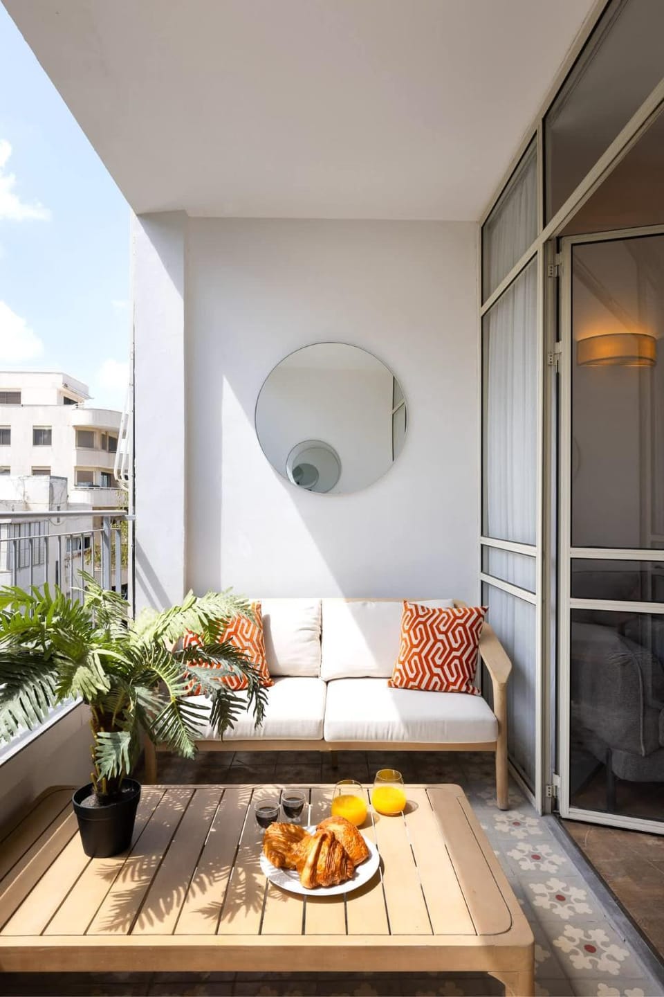 Quiet Apartment steps from the Beach with Parking Apartment in Tel Aviv-Yafo