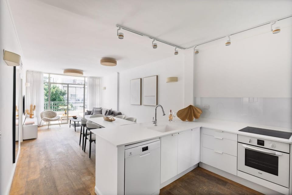 Quiet Apartment steps from the Beach with Parking Apartment in Tel Aviv-Yafo