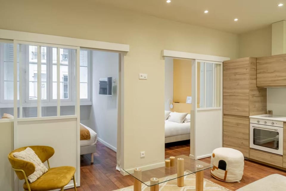 Bed, Kitchen or kitchenette, Living room, Photo of the whole room, oven, stove