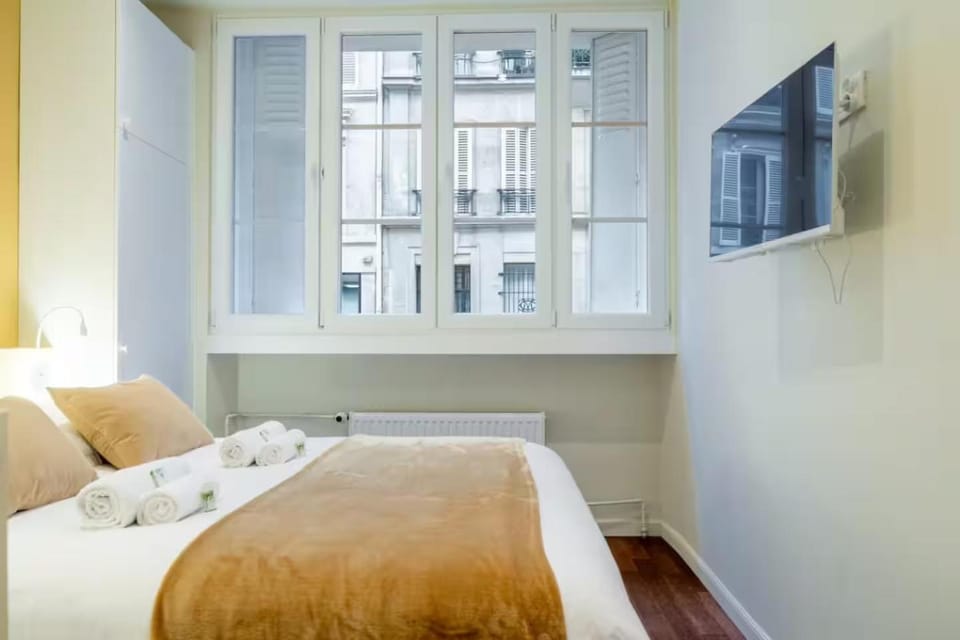 Bed, Photo of the whole room, Bedroom, towels