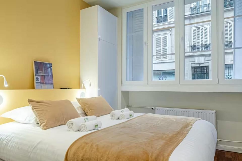 Bed, Photo of the whole room, Bedroom, towels