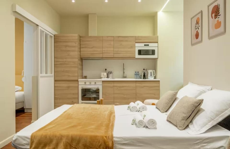 Bed, Kitchen or kitchenette, Photo of the whole room, Bedroom, oven, towels