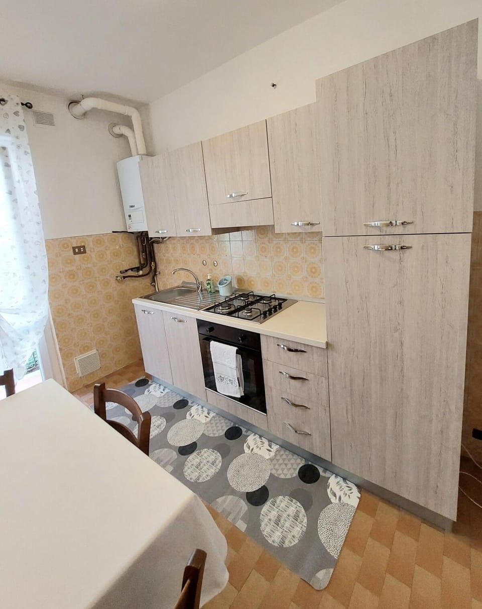 Kitchen or kitchenette, Dining area, oven, stove