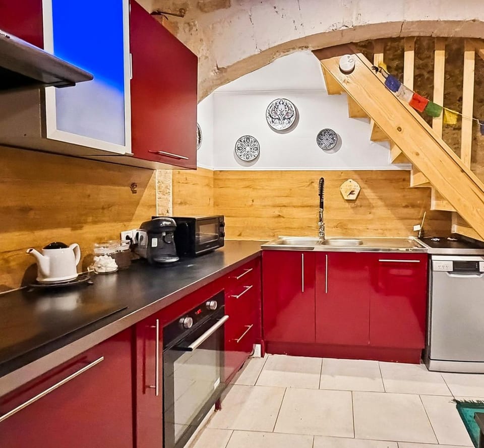 Coffee/tea facilities, Kitchen or kitchenette, dishwasher, stove