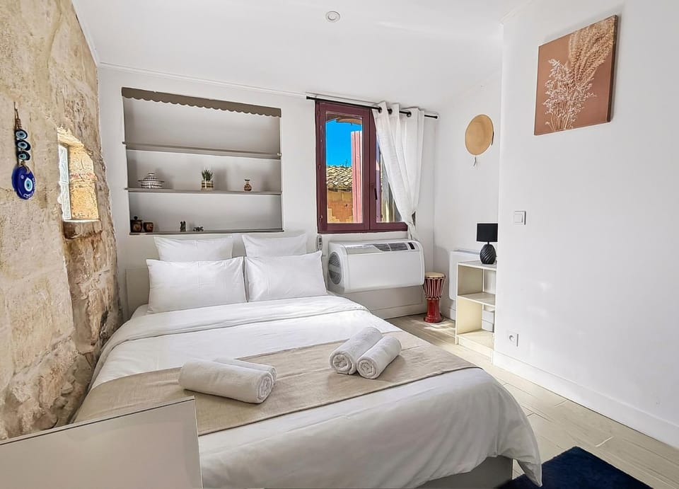 Bed, Photo of the whole room, Bedroom, towels