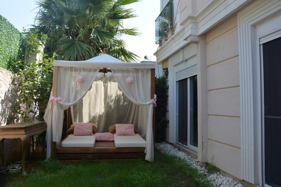 Property building, Patio, Garden, Seating area, Garden view, sunbed