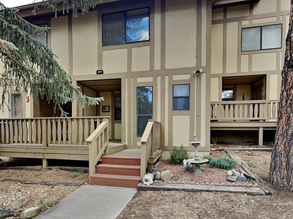 Property building, Facade/entrance, Natural landscape, Garden, Balcony/Terrace