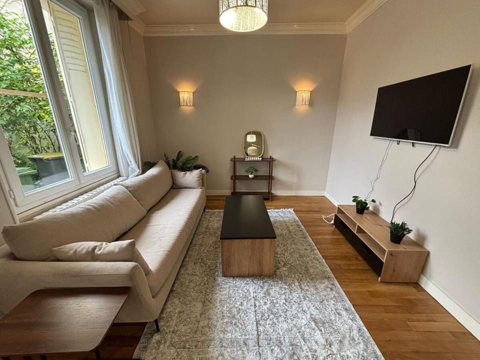 Grand T3 90m2 Haussmanien avec suite en centre ville et parking TOUT inclus Apartment in Orléans