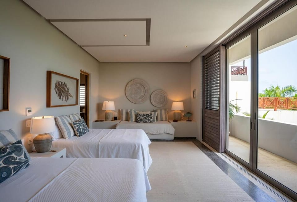 Luxury Beachfront Villa with Infinity Pool Villa in Cancun