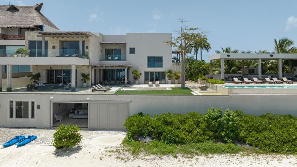 Luxury Beachfront Villa with Infinity Pool Villa in Cancun
