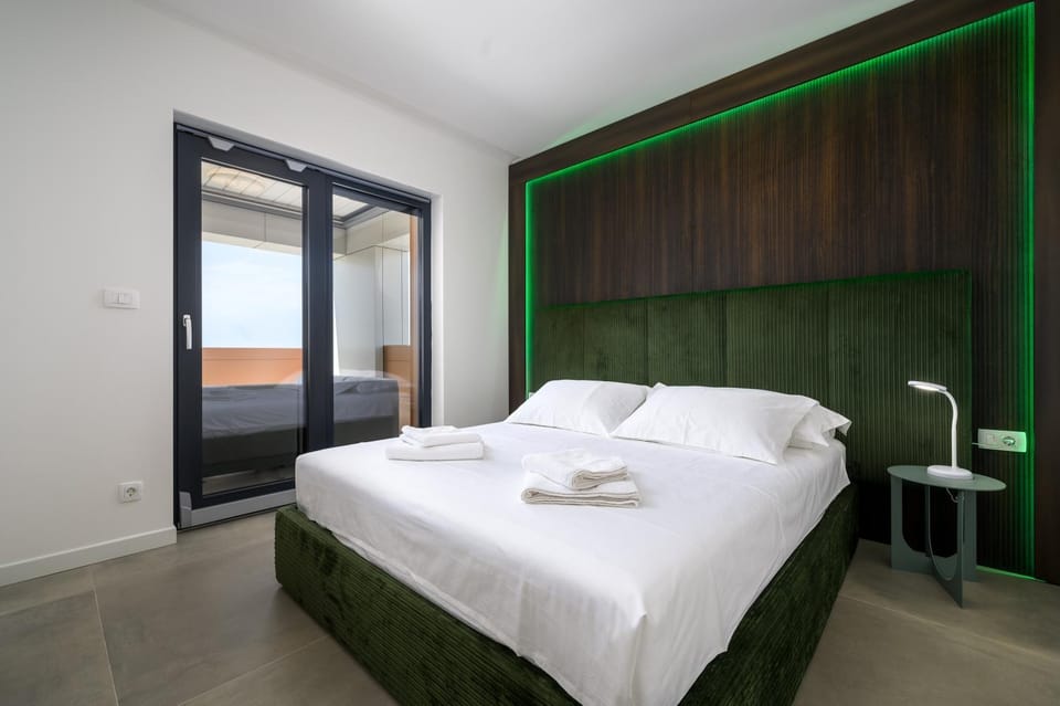 Bed, Bedroom, towels