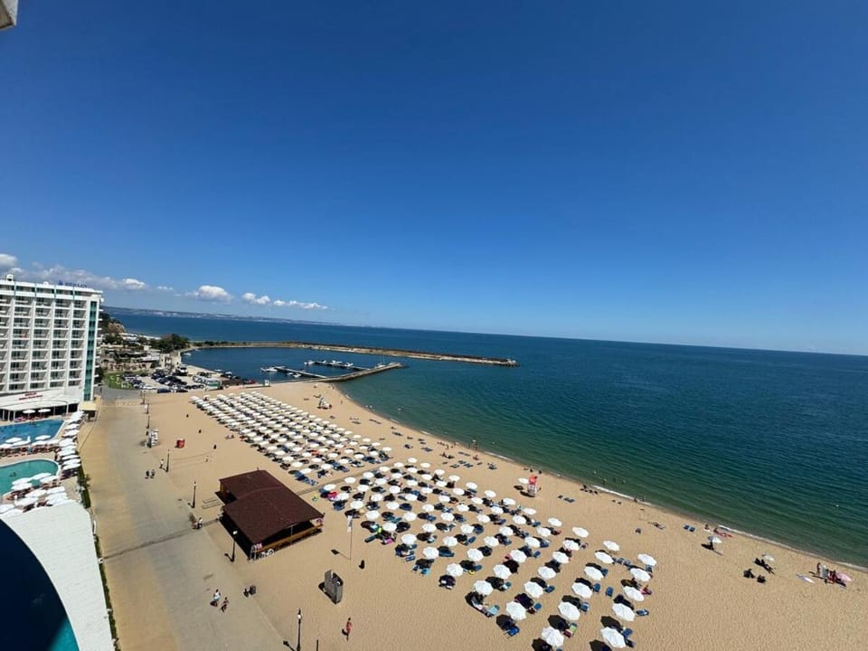 Seaview Studio - 10 meters to the beach Apartment in Varna
