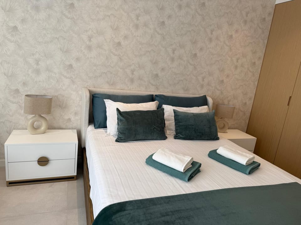 Bed, Bedroom, towels, wardrobe